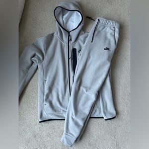 Men’s small Nike tech outfit